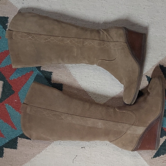 White Mountain Suede Boots with inside zipper - Picture 2 of 12